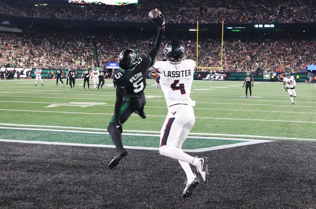 Garrett Wilson makes a stunning touchdown catch during the Jets' win over the Texans on Oct. 31, 2024. 