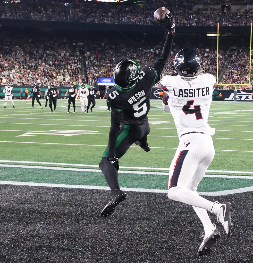 Garrett Wilson makes a stunning touchdown catch during the Jets' win over the Texans on Oct. 31, 2024. 