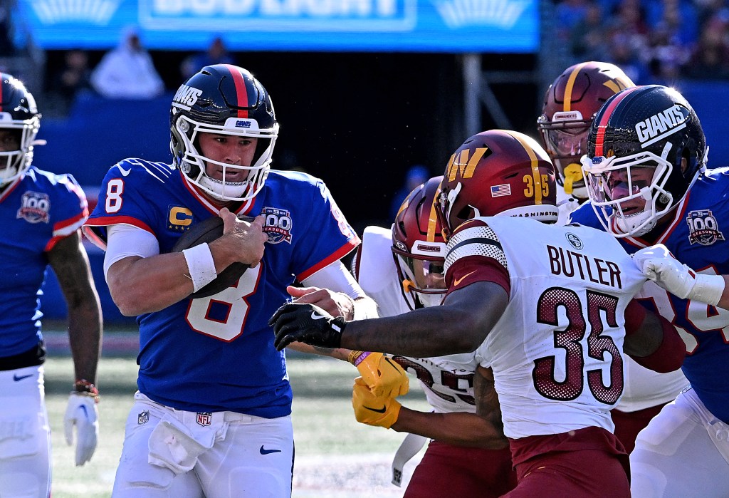 Giants quarterback Daniel Jones (8) runs the ball against the Commanders on Nov. 3, 2024.