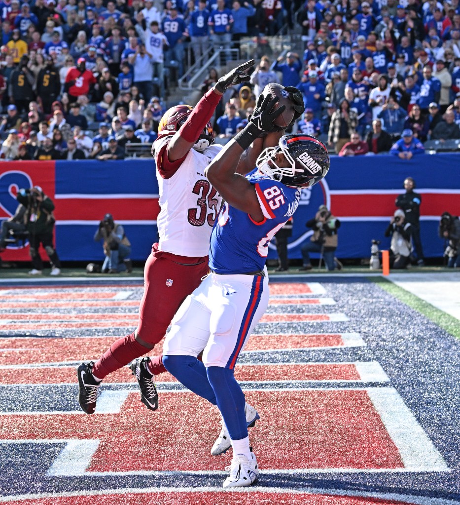 Giants тιԍнт end Chris Manhertz (85) catches a touchdown against the Commanders on Nov. 3, 2024.