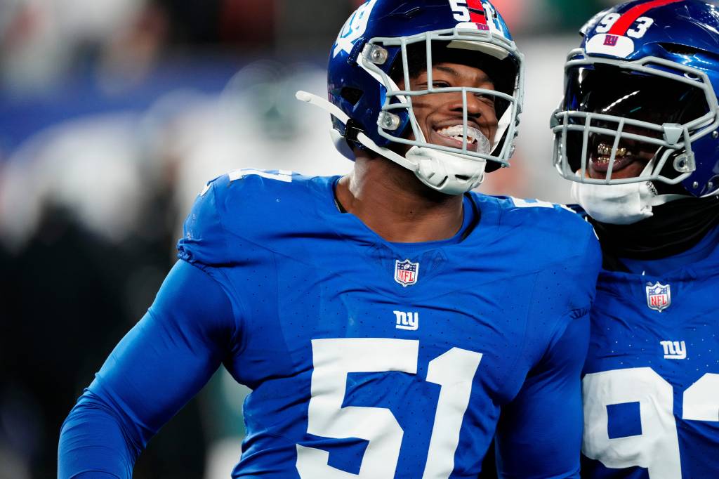 Several weeks of trade speculation pᴀssed and linebacker Azeez Ojulari remains a Giant.