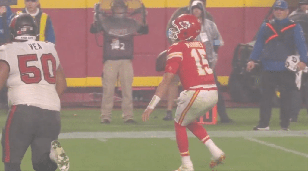 Patrick Mahomes hurts his ankle during the Chiefs-Buccaneers game on Nov. 4, 2024.