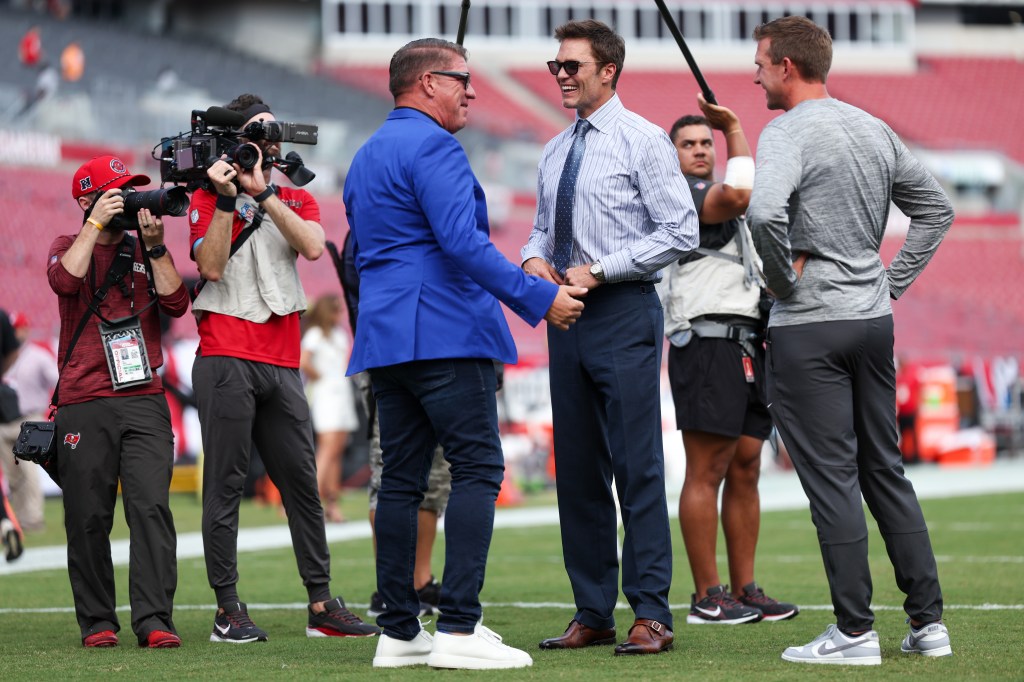 Tom Brady speaks wiht Buccaneers general manager Jason Licht.