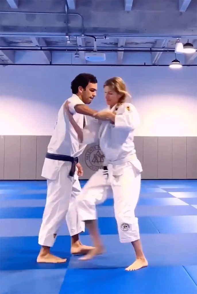 Joaquim Valente, a jiu-jitsu instructor, was first pH๏τographed with Bündchen in late 2022.
