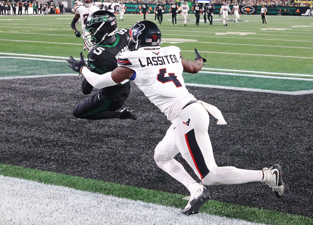 Garrett Wilson makes a stunning touchdown catch during the Jets' win over the Texans on Oct. 31, 2024. 