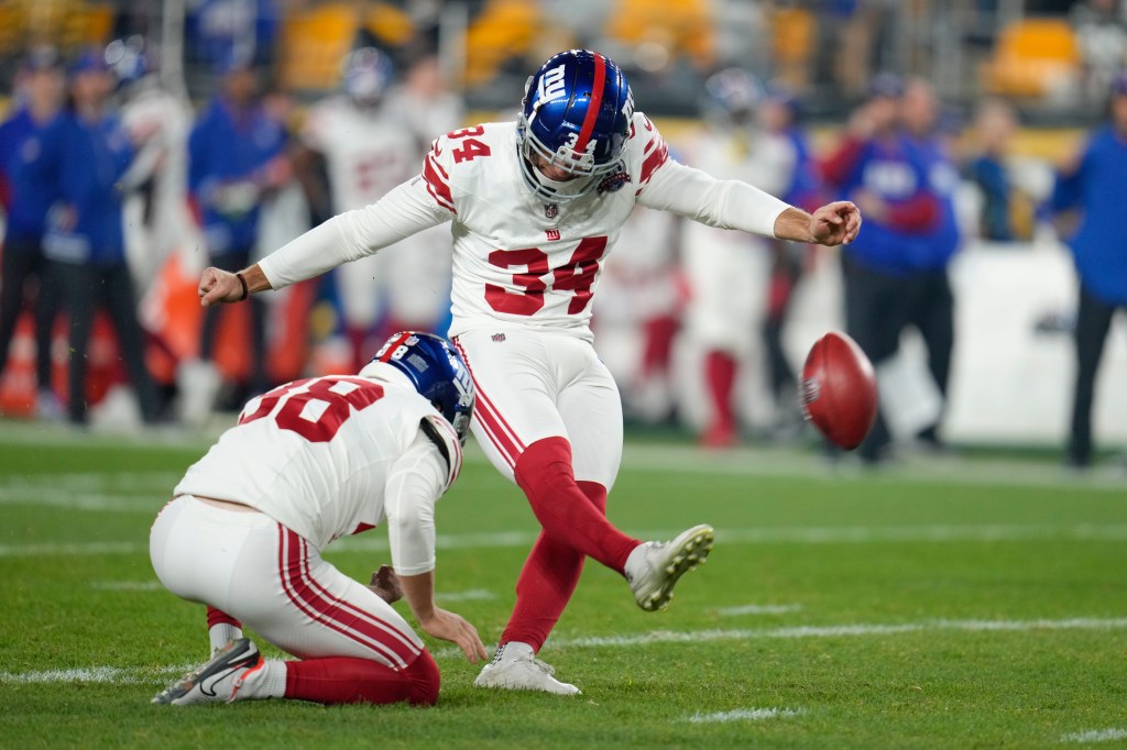 Greg Joseph makes a field goal during the Giants' loss to the Steelers on Oct. 28, 2024. 