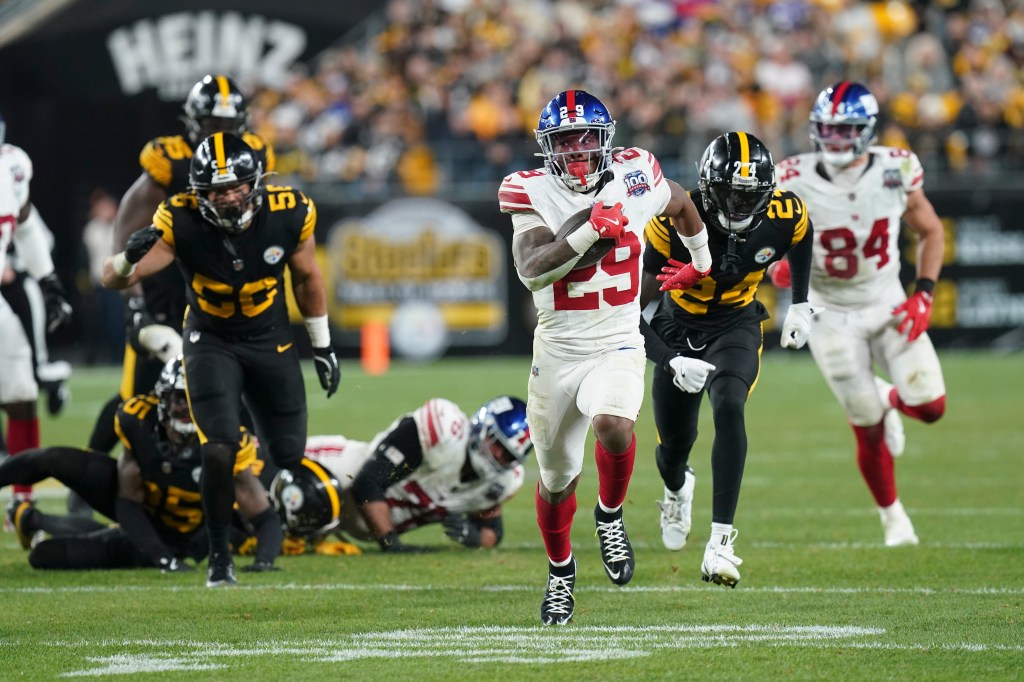 Tyrone Tracy Jr. runs with the ball during the Giants' loss to the Steelers on Oct. 28, 2024. 