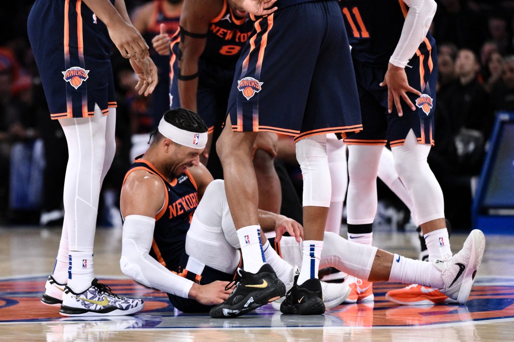 Knicks guard Josh Hart (3) reacts after an injury during the second half against the Cleveland Cavaliers at Madison Square Garden on Monday.