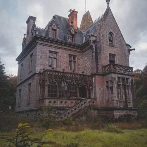 These 10 Hauntingly Beautiful Abandoned Mansions Have the Wildest Backstories