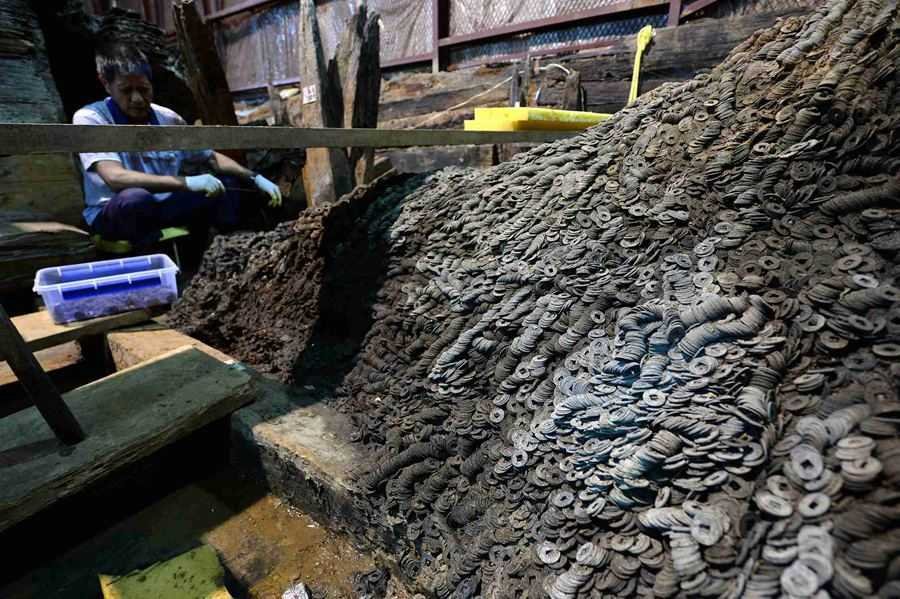 Discovering Ancient Treasures: Unearthing 2 Million Copper Coins from the Western Han Dynasty