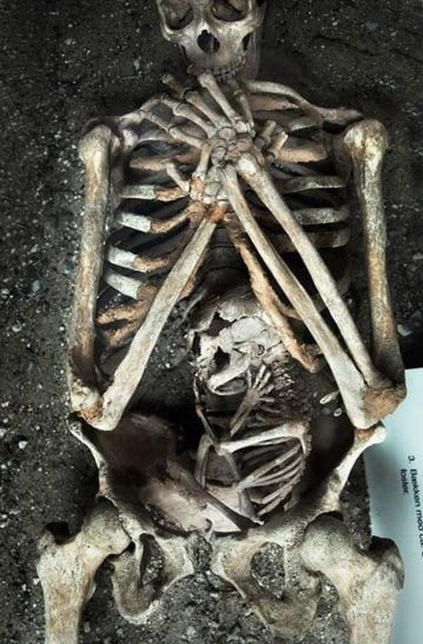 Uneаrthing а Trаgic Tаle: Skeleton of а Pregnаnt Mother аnd Her Bаby