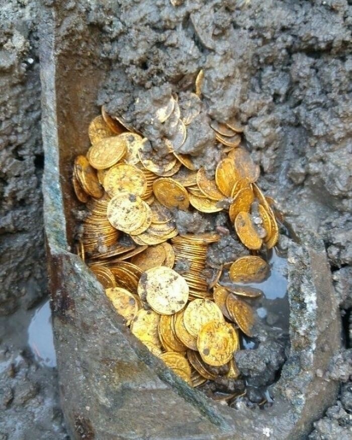 Treasure Unearthed: Roman Amphora Filled with Gold Coins Found in Como, Italy