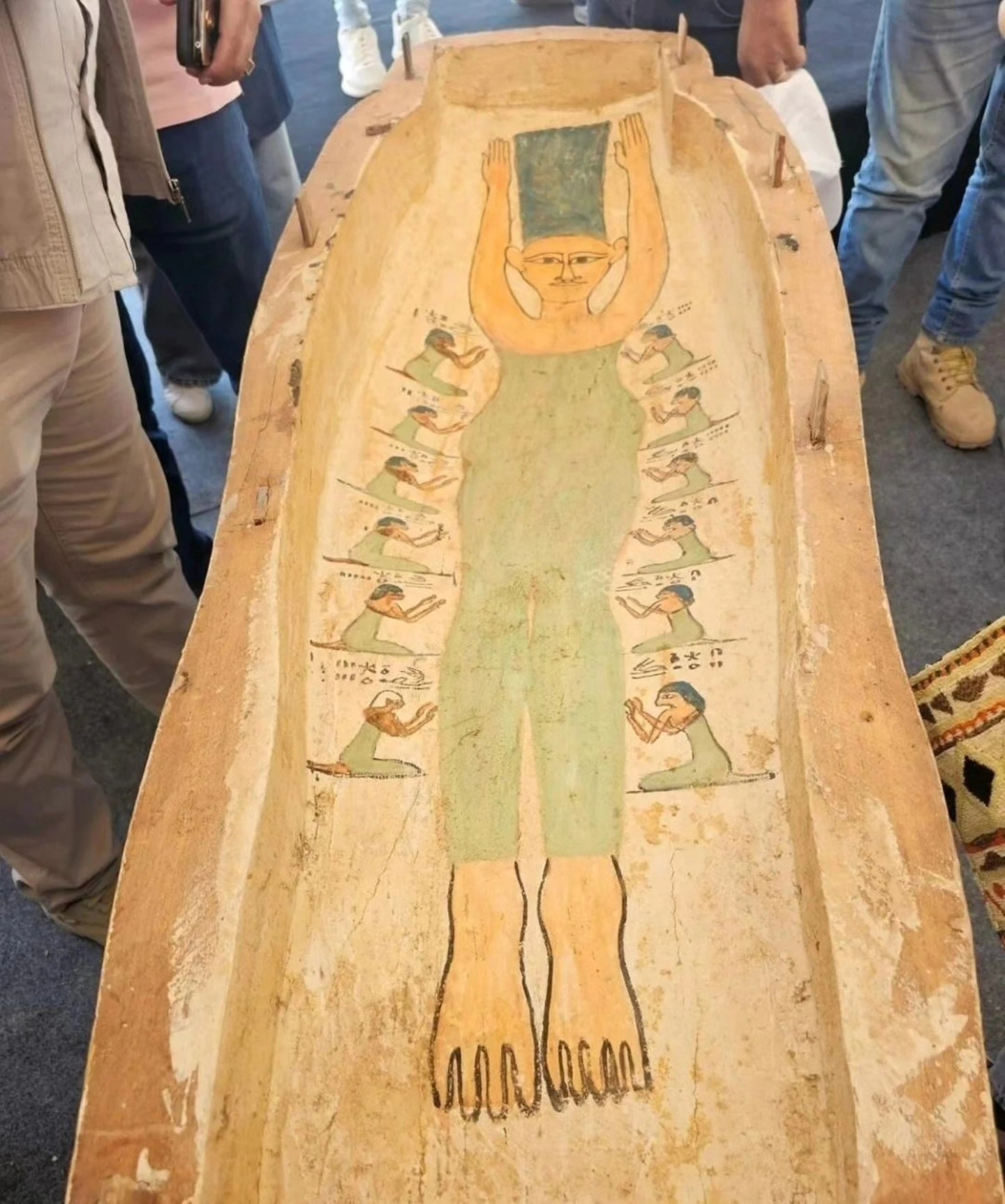 A Unique Archaeological Discovery: A 3,500-Year-Old Egyptian Sarcophagus Resembling Marge Simpson