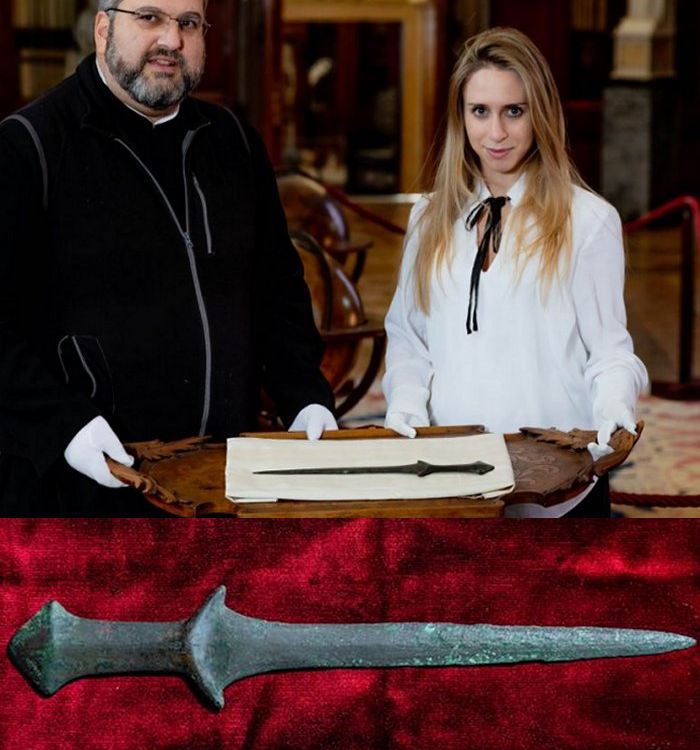 A 5,000-year-old Hitтιтe sword identified in an Armenian monastery in Venice.