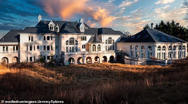 Urban explorer discovers abandoned  MILLION mansion.