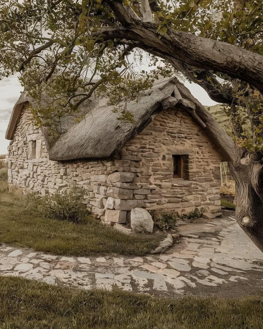 Old Leanach Cottage, Symbol of Scottish History