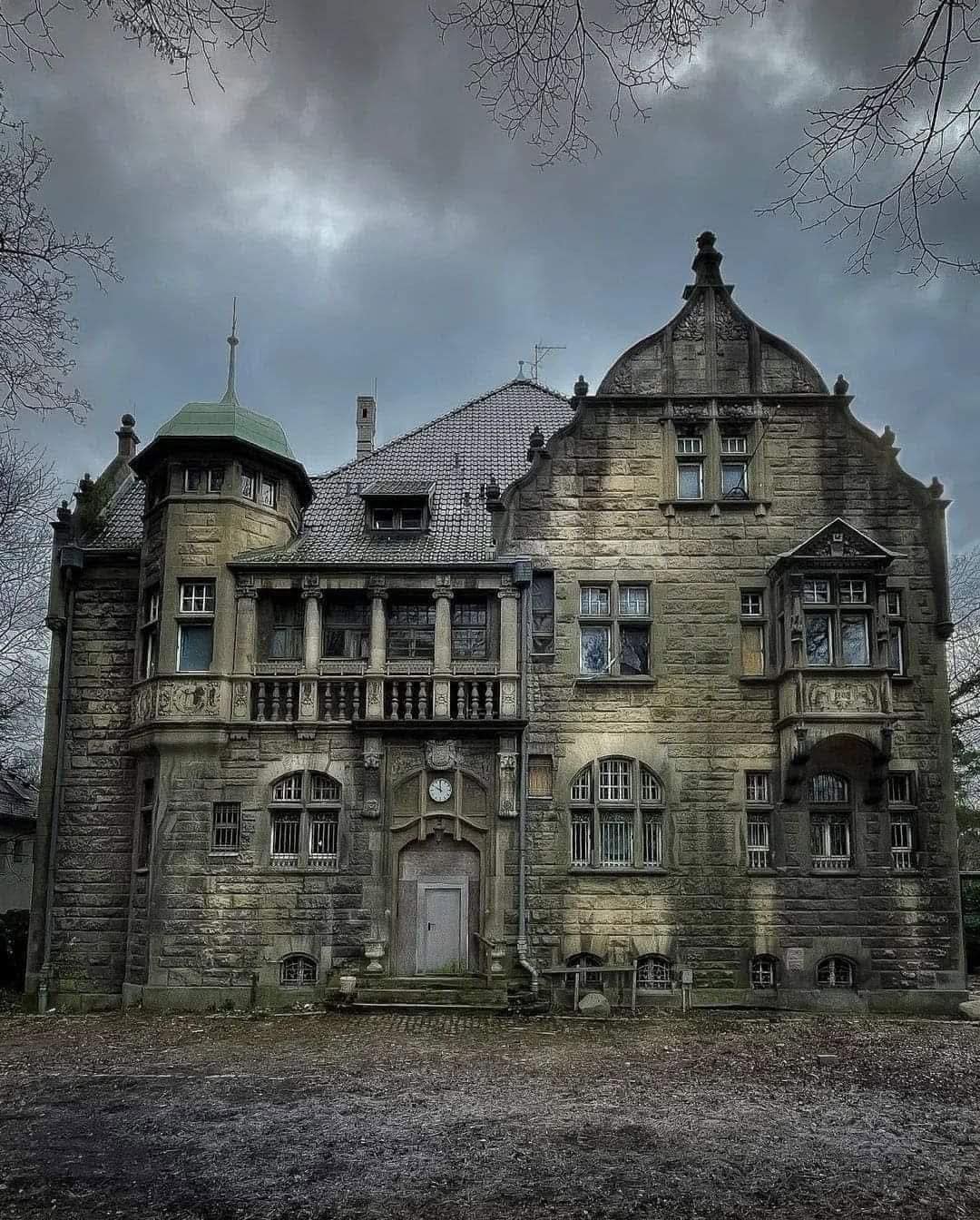 Hauntingly Mansion Left Abandoned – What Happened to the Owners