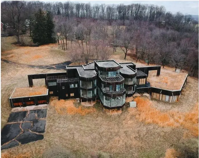 The Abandoned Glᴀss Mansion of Leesburg, Virginia