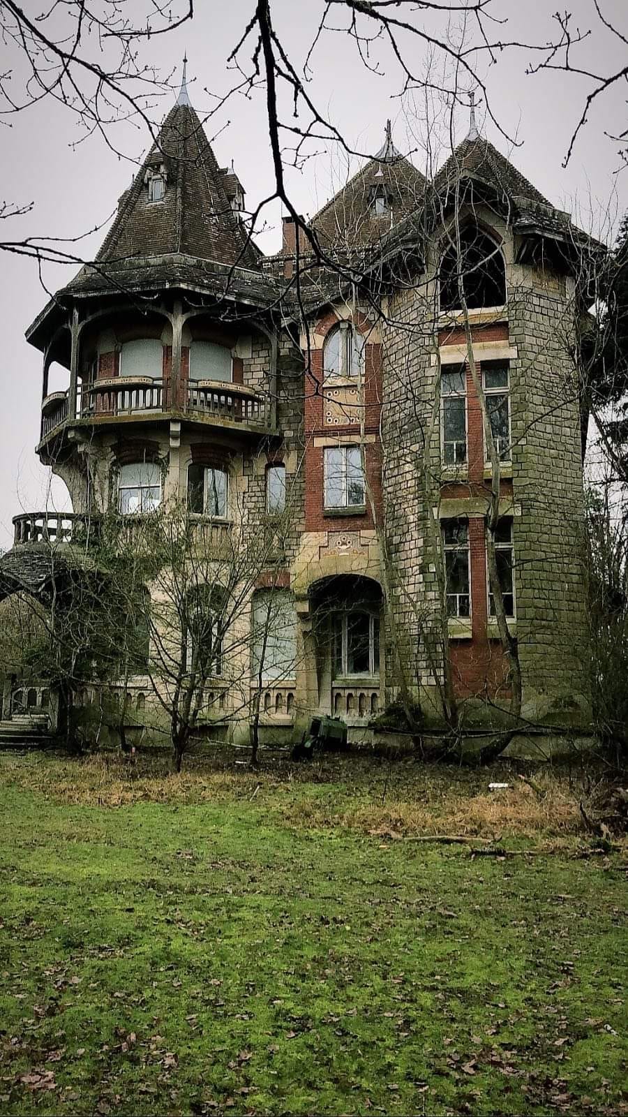 Inside the Abandoned Joachim Kroll Manor and Its Lost Secrets