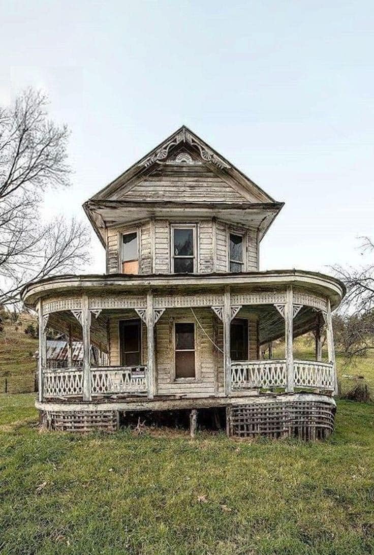 Timeless Images of Abandoned Tiny Villas Worldwide