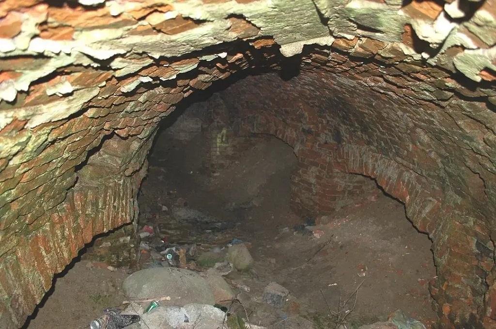 Archaeologists excavate centuries-old Freemason tunnel beneath Poland’s Wilanów Palace