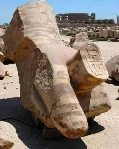 Colossal statue of AmenH๏τep III and Tiye